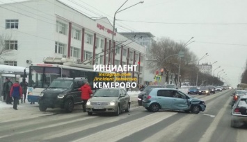 Несколько машин столкнулись на остановке у кемеровской больницы