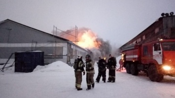 Крупный склад оказался охвачен огнем в Барнауле