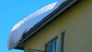 Снег с крыши сошел на восьмерых человек в Алтайском крае. Четверо погибли
