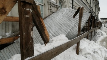 Упавший с крыши снег сломал в двух местах навес над тротуаром в центре Барнаула