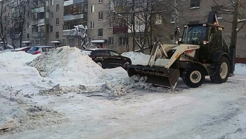 Очистке дворов от снега мешают припаркованные автомобили