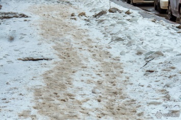 "Толкали скорую": кемеровчане пожаловались на заваленный снегом въезд во двор