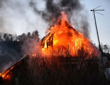 Внучка вытащила бабушку из горящего дома в Свободненском районе