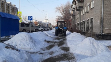 Барнаульские дорожники продолжают отчищать от наледи тротуары
