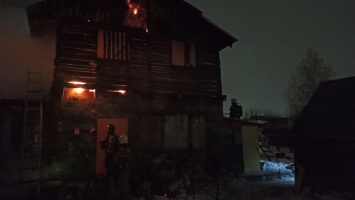 Два человека погибли и несколько остались без крова в полыхавшем частном секторе Барнаула
