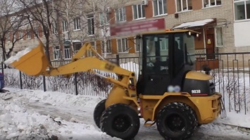Водитель погрузчика в Приморском крае ударил ковшом ребенка при уборке снега