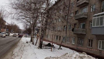 Глава Барнаула поручил срочно отремонтировать провалившуюся крышу пятиэтажки