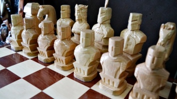 В алтайской колонии выпускают сувенирные нарды и шахматы