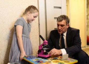 Василий Орлов вручил электронный микроскоп школьнице из Завитинска