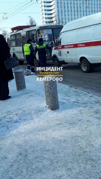 Школьник попал под колеса маршрутки в Кемерове