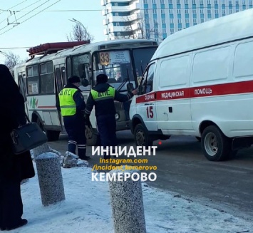 Попавший под маршрутку кемеровский школьник переходил дорогу на "зеленый"