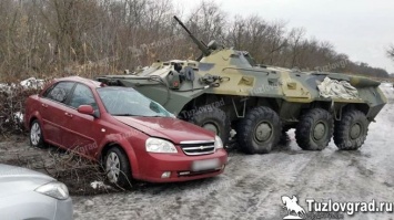 БТР уничтожил легковушку в Ростовской области