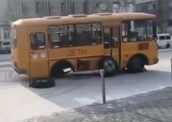 Пассажирский автобус потерял колесо в Сковородине