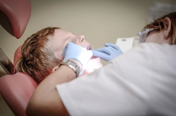Украинский стоматолог избил ребенка о кушетку во время приема