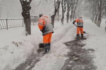 Более 20 машин и свыше 650 дворников чистят Симферополь от снега, - ФОТО