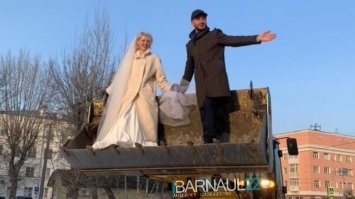 Интернет-пользователи обсуждают необычную свадьбу на тракторе в Барнауле