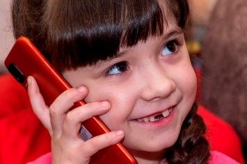 После обращения к президенту маленькой жительнице Свободного подарили телефон