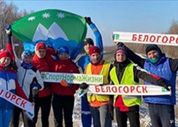 Спортсмены из Белогорска пробежали 35 километров в поддержку марафонца из Петербурга