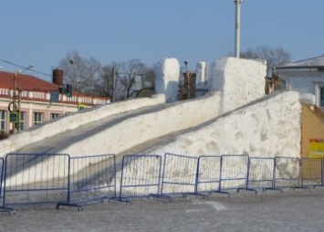 В Белогорске убирают снежный городок