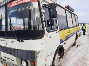 "Вел себя странно": водитель маршрутки устроил ДТП с автогрейдером в Кемерове