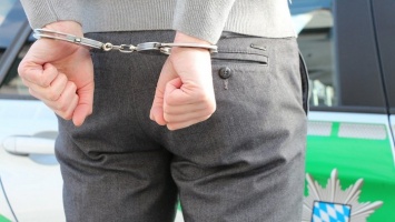 Бывший алтайский полицейский обвиняется во взяточничестве и торговле алкоголем