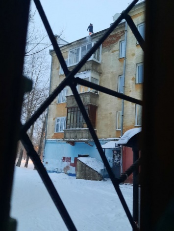 Кемеровчанка пожаловалась на отсутствие ограждений при уборке снега с крыш