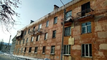 "Дорожка смерти": скопление десятков сосулек на крыше жилого дома возмутило кемеровчанина