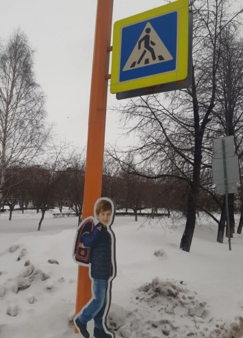 Пластиковые фигуры школьников появились у пешеходных переходов в Белове