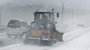 Как дорожники борются со снегом на улицах Барнаула
