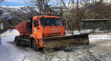 В Ялте оперативные службы оперативно убирают снег