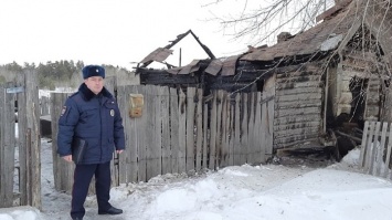 Алтайский участковый спас из горящего дома мужчину