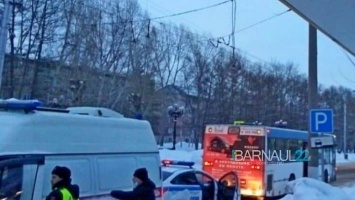 Пассажирский автобус сбил женщину около остановки в Барнауле