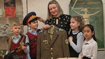 Барнаульские школьники к Дню защитника Отечества пишут письма солдатам