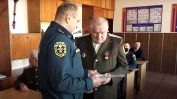 В Бийске бывшему пожарному вручили медаль МЧС спустя 40 лет
