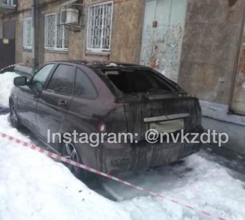 Упавший с крыши лед разбил автомобиль в Новокузнецке
