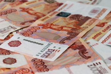 Российский силовик пытался насильно накормить официантку деньгами