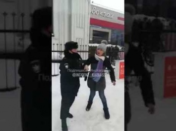 Буйные горожане подрались с полицейскими возле новокузнецкого вокзала
