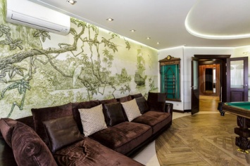 Квартира с бильярдной и росписью художника появилась на продаже в Новокузнецке