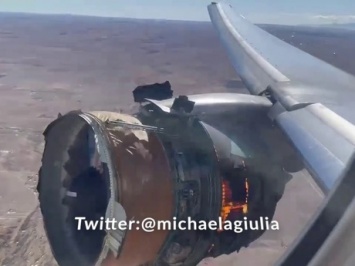 Двигатель самолета с пассажирами развалился в воздухе над США после возгорания