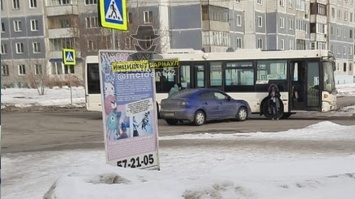 В Барнауле столкнулись пассажирский автобус и иномарка