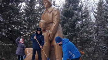 Барнаульские волонтеры отчистили памятники в честь Дня защиты Отечества