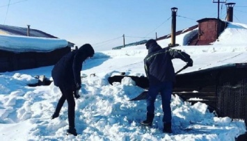 Барнаульские студенты помогли пенсионерам убрать снег и очистить кровлю