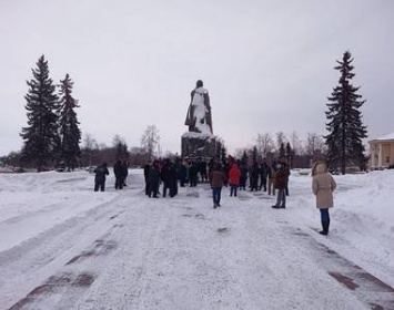 КПРФ Карелии вместо митинга провела встречу с Ульяновым у памятника Ленину