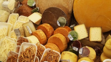 Как выбрать натуральный и полезный сыр в магазине