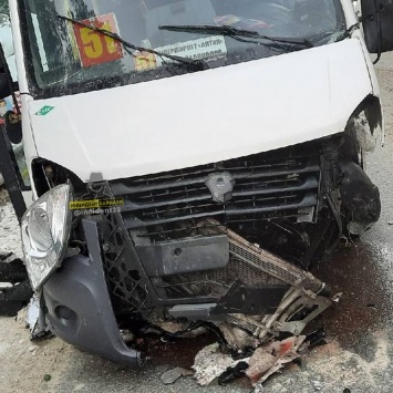 Водитель маршрутки госпитализирован после столкновения на шоссе Ленточный бор в Барнауле