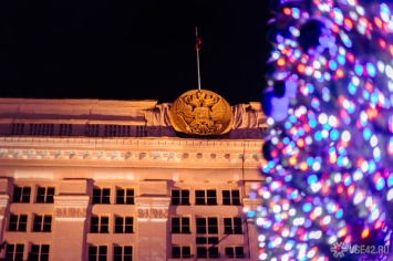 Власти Кемерова объяснили наличие новогодней елки на главной площади города в конце февраля