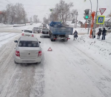 Столкновение учебной машины с длинномером привело к пробке в Кемерове