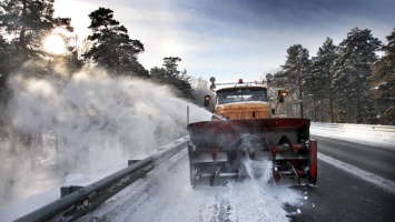 Свыше 100 единиц снегоуборочной техники работает на улицах Барнаула