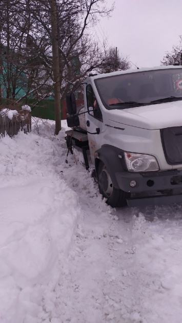 За выходные в Петрозаводске в снегу застряли водовоз, скорая и пожарная машины