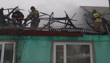 Алтайские пожарные спасли из горящего дома оставшуюся без присмотра девочку